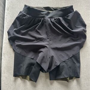 Lululemon - Track that two and one high rise short 6in - size 4